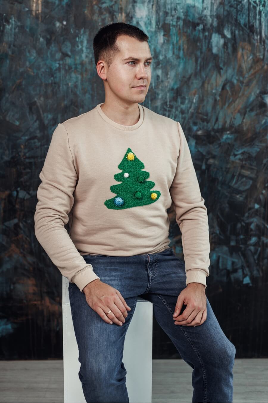 Vyriškas smėlinis kalėdinis megztukas su papuošta eglute