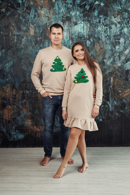Sand Christmas dress with a ruffle and a decorated Christmas tree – another view