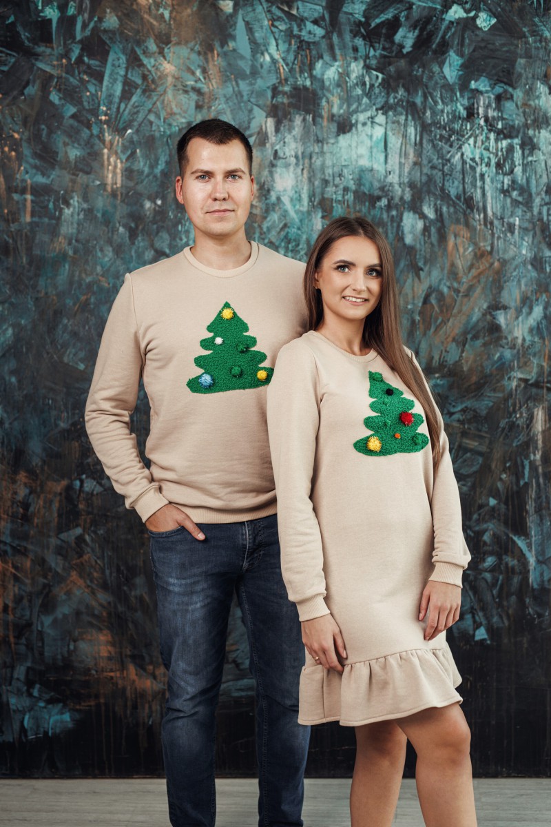 Sand Christmas dress with a ruffle and a decorated Christmas tree – photo 3