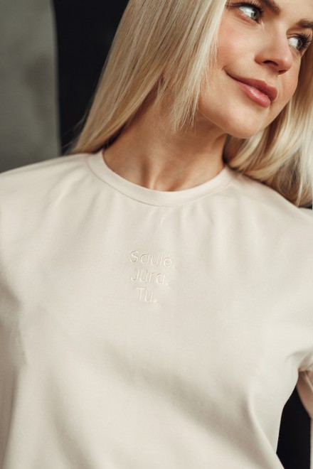 Nude T-shirt with the slogan Saulė. Jūra. Tu. – another view