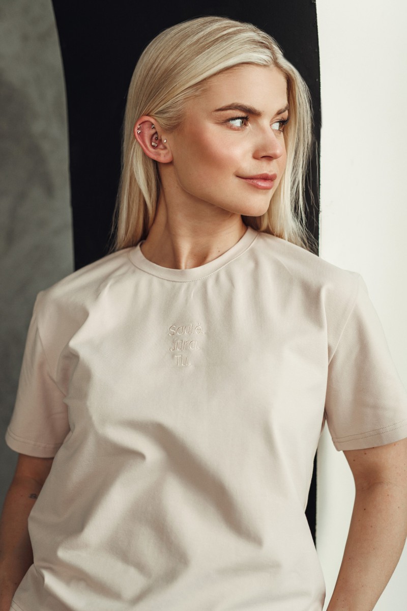 Nude T-shirt with the slogan Saulė. Jūra. Tu. – photo 3