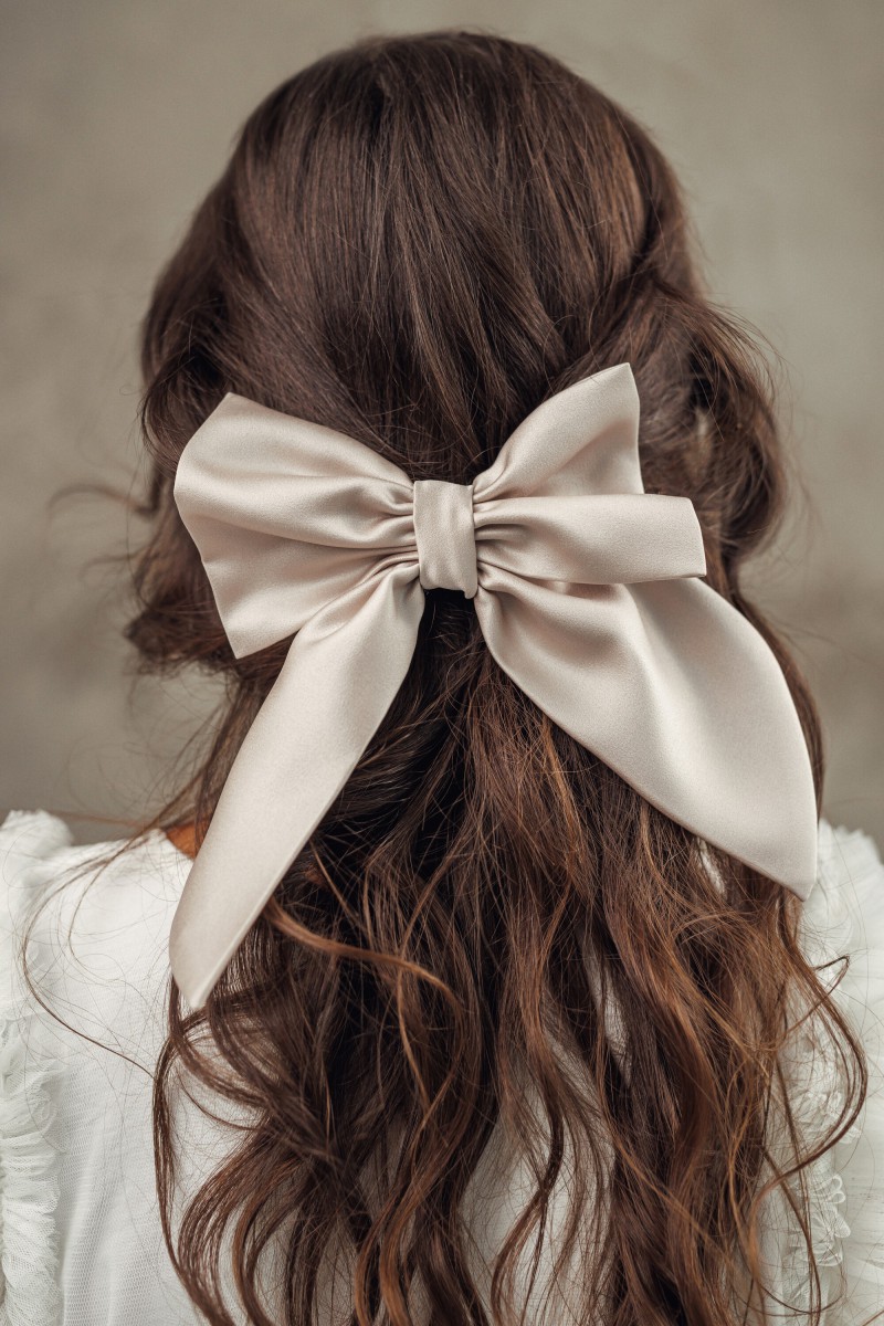 Nude satin brooch with a bow