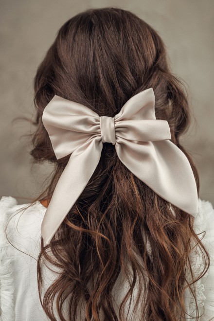 Nude satin brooch with a bow