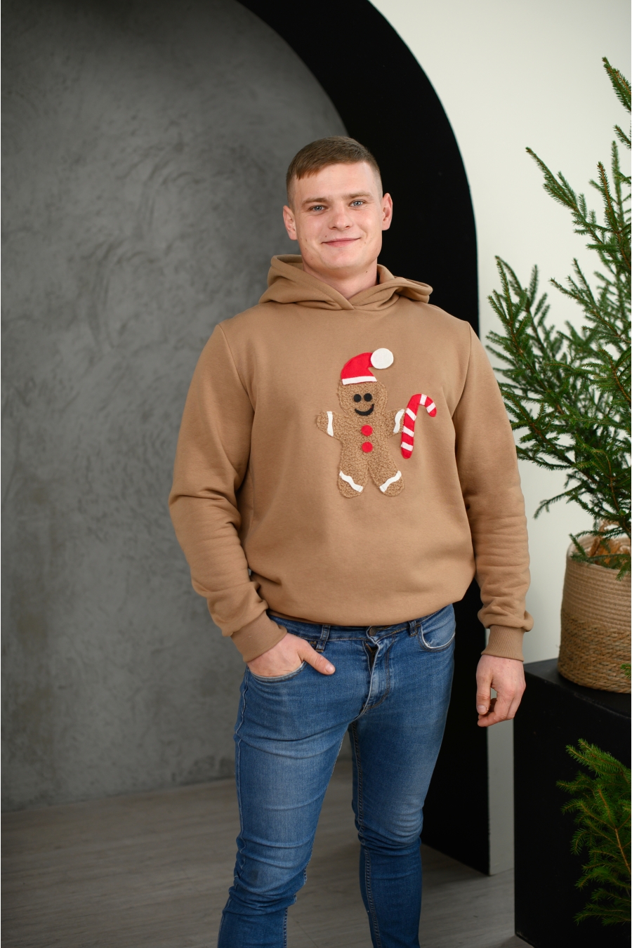 Vyriškas rudas kalėdinis džemperis su meduoliu