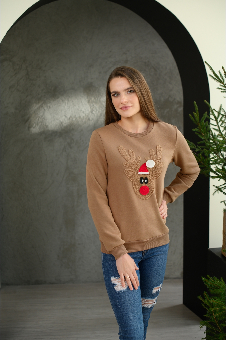 Moteriškas rudas megztinis su briedžiuku