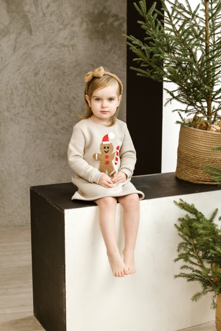 Girl's sand dress with gingerbread