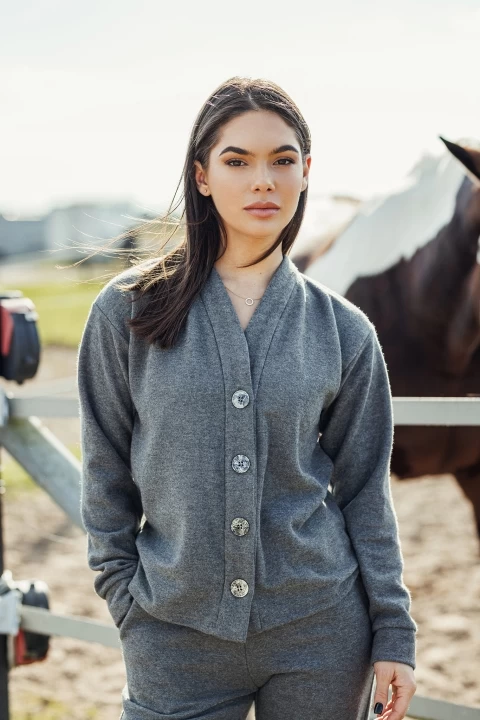 Pilkas megztukas su sagomis