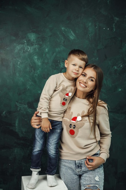 Women's sand jumper with a soft reindeer