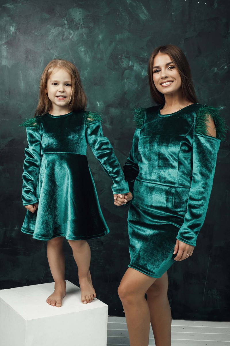 Girl's emerald feathered dress, size 116 – photo 2