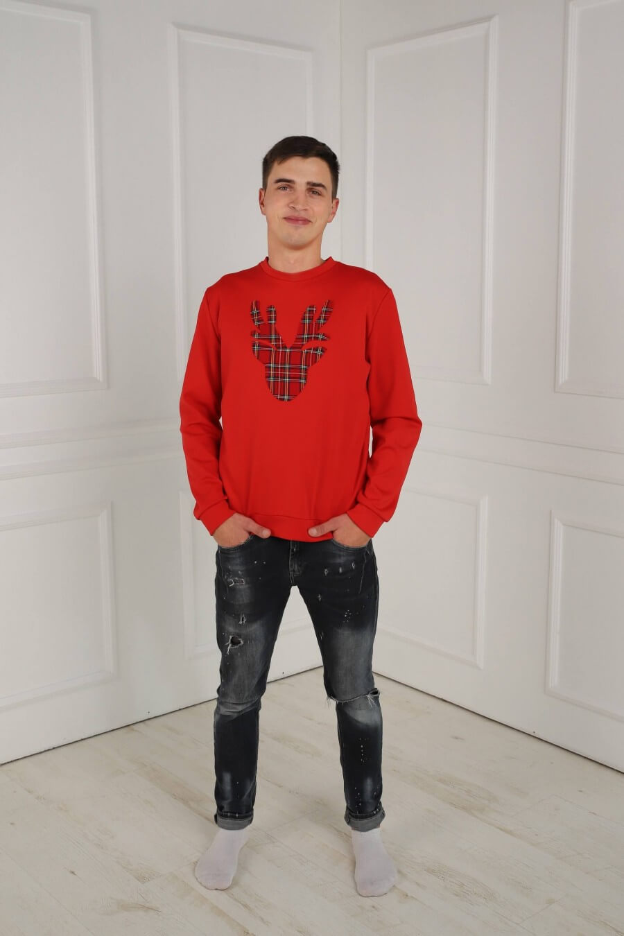 Vyriškas kalėdinis megztukas su languotu raudonu briedžiuku.