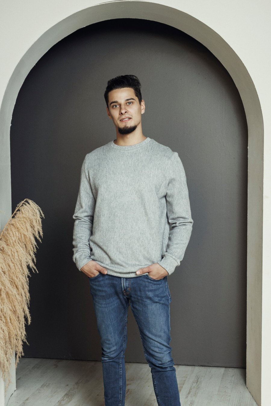 Grey men's knitted jumper